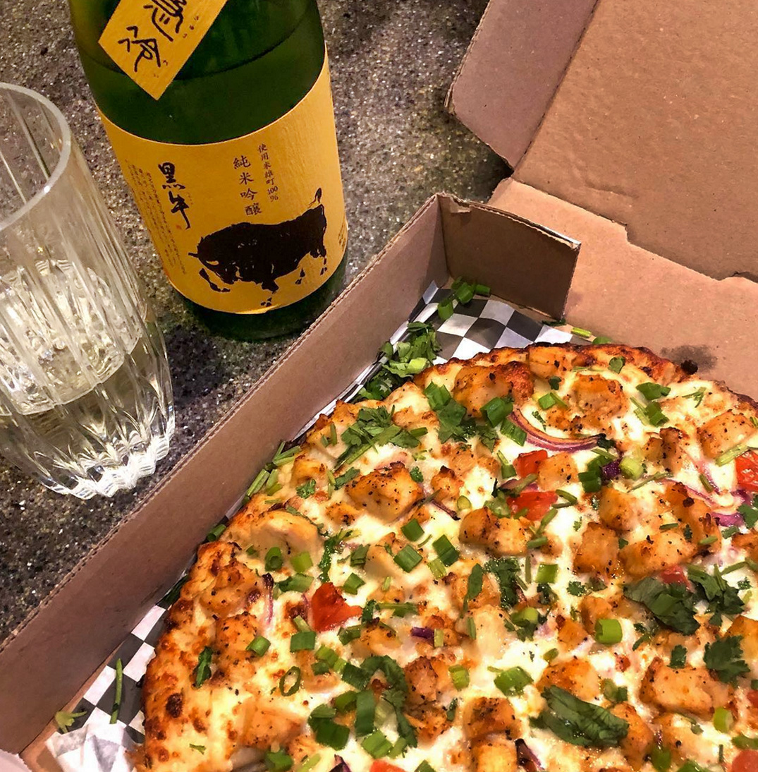 Pairing curry pizza with Kuroushi Omachi sake